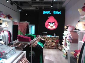 Värikäs Angry Birds -valomainos kaupan sisätiloissa.