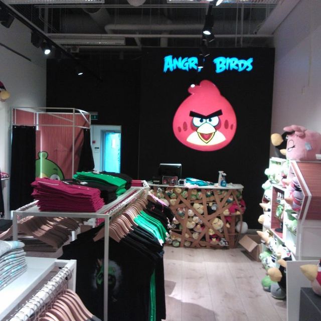 Värikäs Angry Birds -valomainos kaupan sisätiloissa.